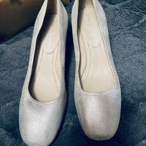 Donald J. Pliner Corin Pumps size 7M